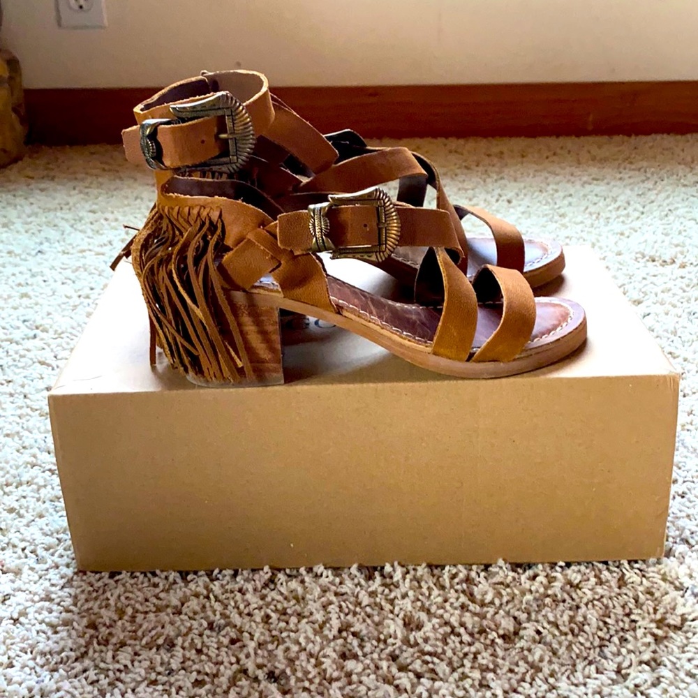 Diego di Lucca sandals. Color: Tan Size: 6.5